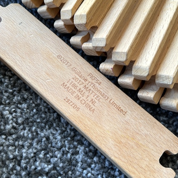 96 piece Thomas & Friends wooden railway track set - Picture 2 of 10